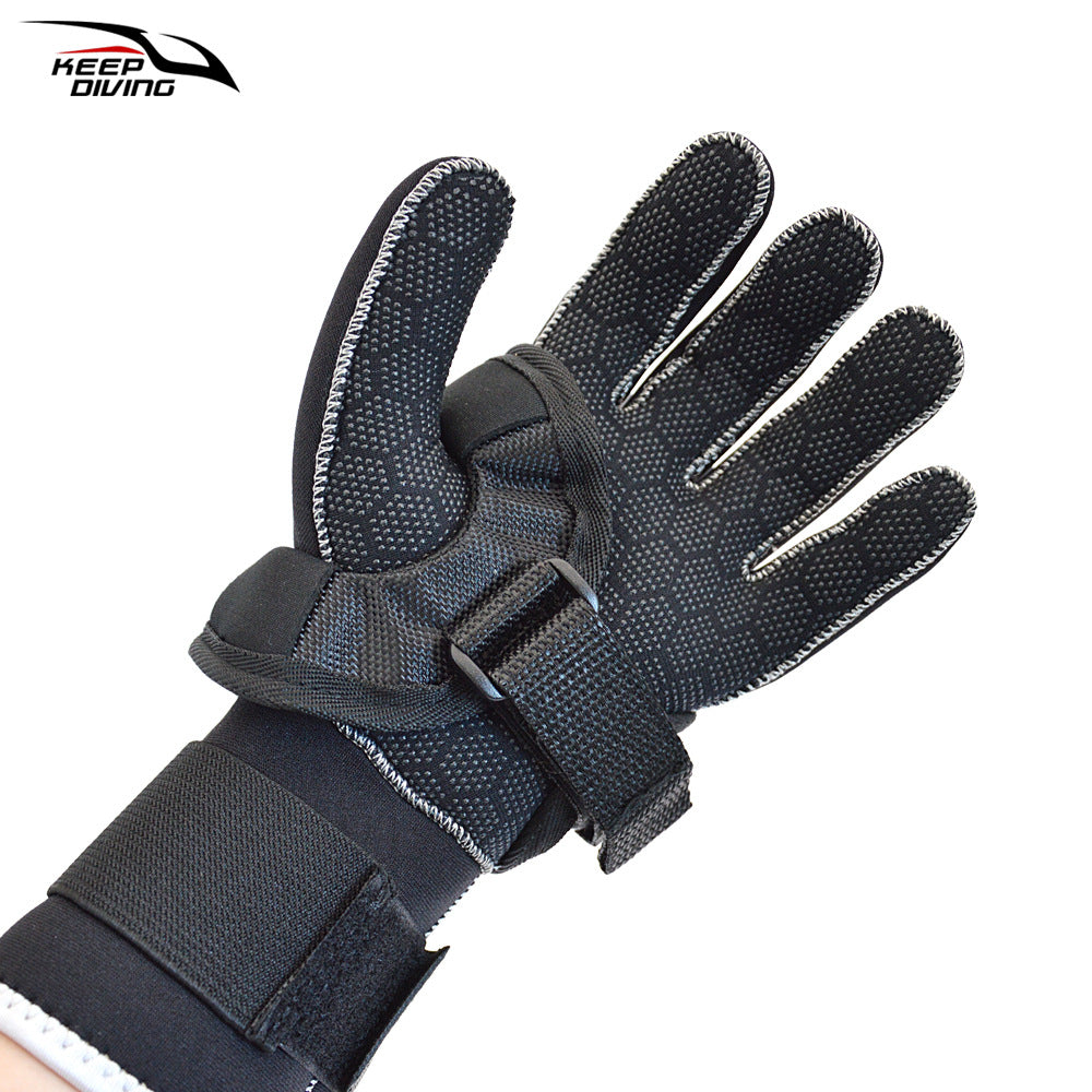 Scuba diving gloves with LED flashlight holder wrist strap for hands-free underwater use
